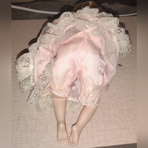 Vintage Beautiful Porcelain Collectors Doll 12" - Picture 6 of 9